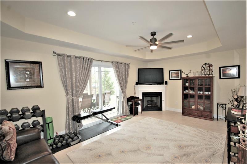 FAMILY ROOM WITH TRAY CEILING