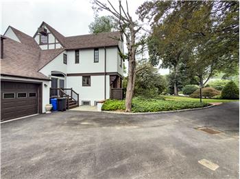 556 Saint Davids - Driveway and garage