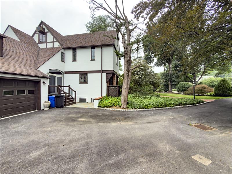 556 Saint Davids - Driveway and garage