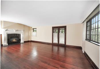 556 Saint Davids - Living room
