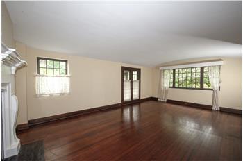556 Saint Davids - Living room