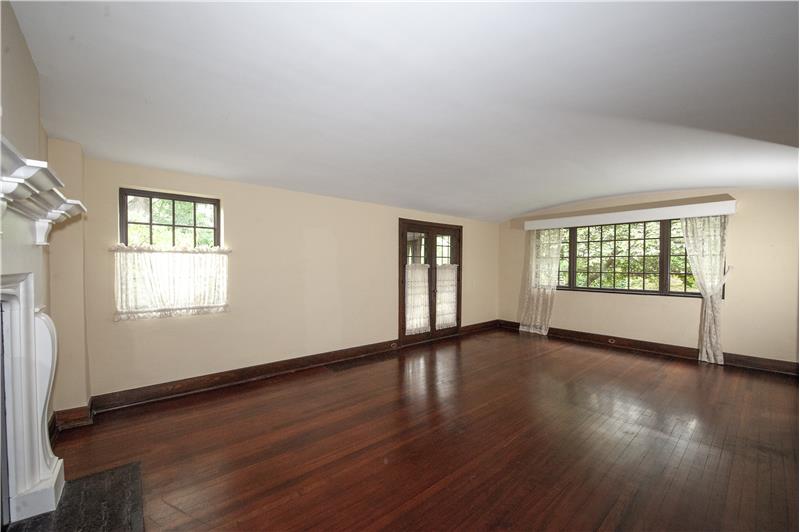 556 Saint Davids - Living room