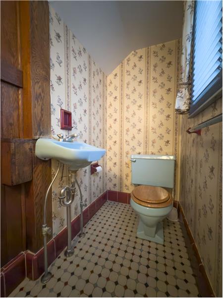 556 Saint Davids - Half bath