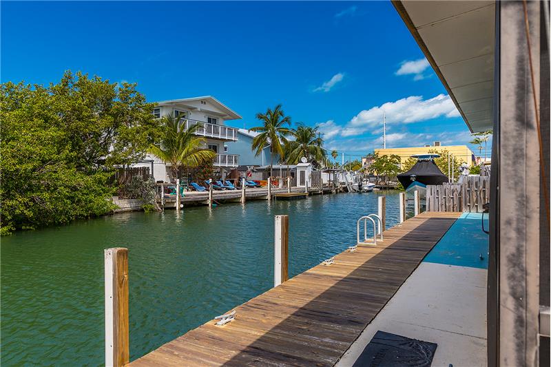 24-foot dock: Your cozy waterfront spot for unwinding.