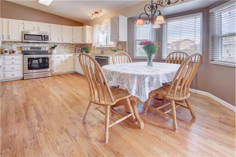 Eat-in Kitchen with bay window Dining Area