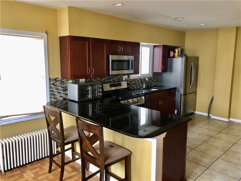 Kitchen boasts granite countertops!