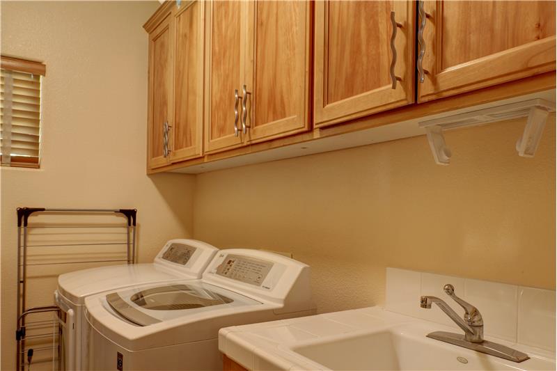 A Utility Room with a pair of LG Diamond Glass Washer and Dryer (can be included in sale, just ASK FOR THEM IN YOUR OFFER!!