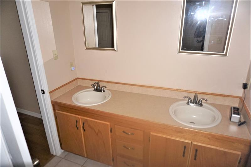 double sink in jack and jill bathroom