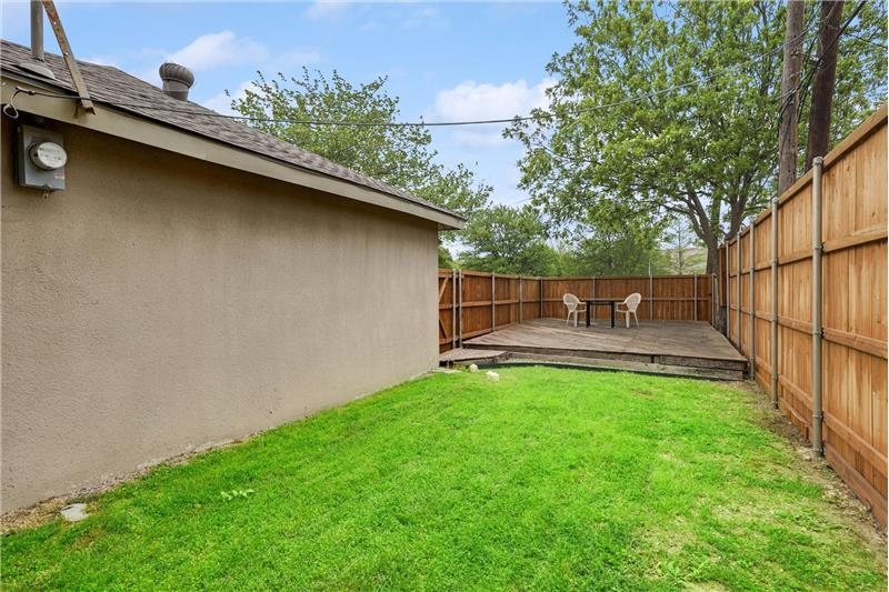 Huge side yards for your pets or kids