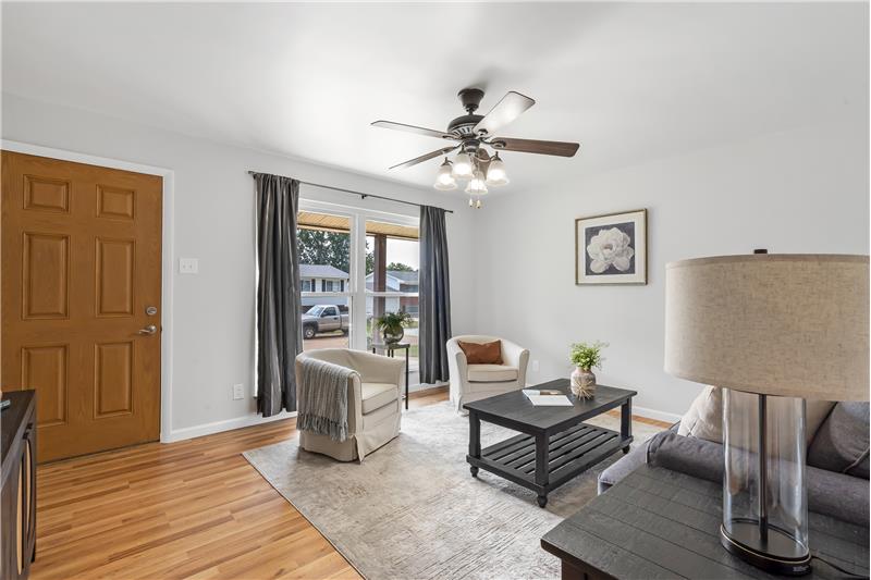 Living room w/double windows and ceiling fan