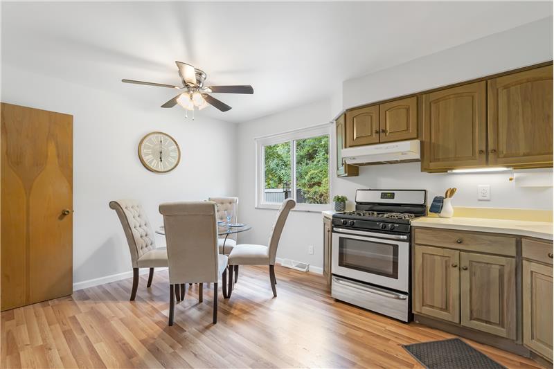 Dining/breakfast room w/ceiling fan