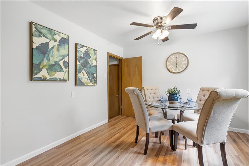 Breakfast/dining room w/ceiling fan