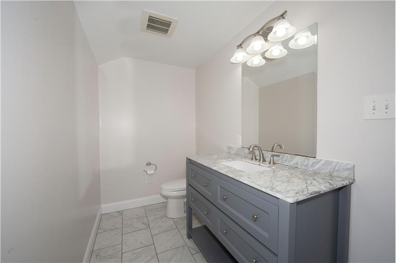 610 Amosland - Full bathroom 