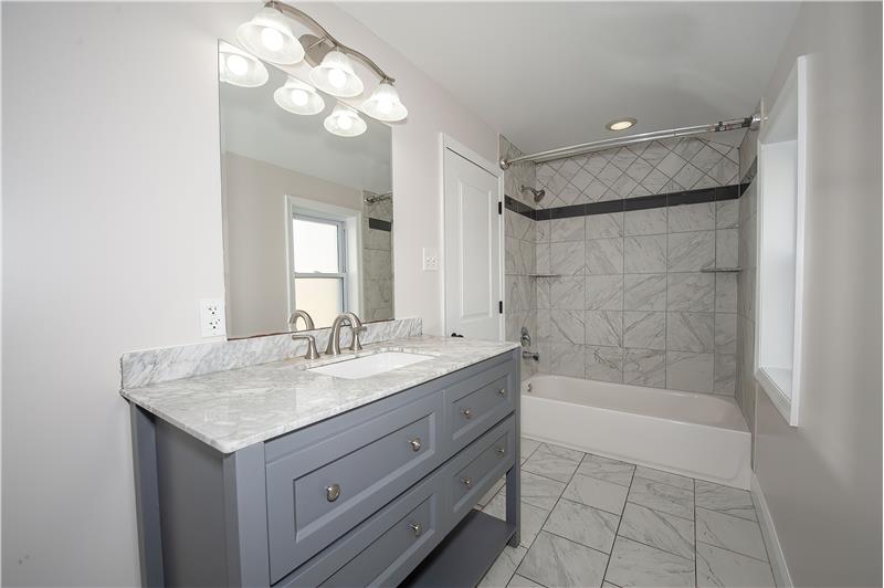 610 Amosland - Full Bathroom 