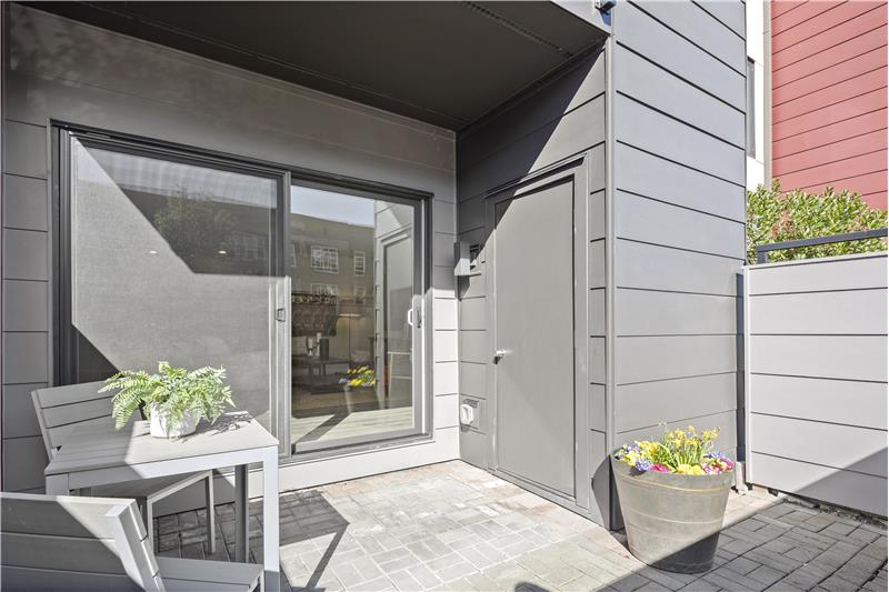 100% PRIVATE Deck/Outdoor Area