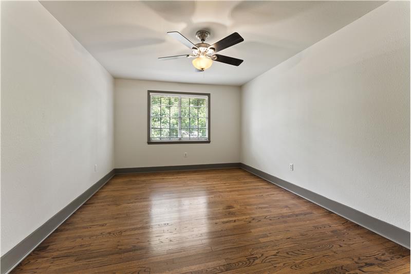 Upstairs guest bedroom 1