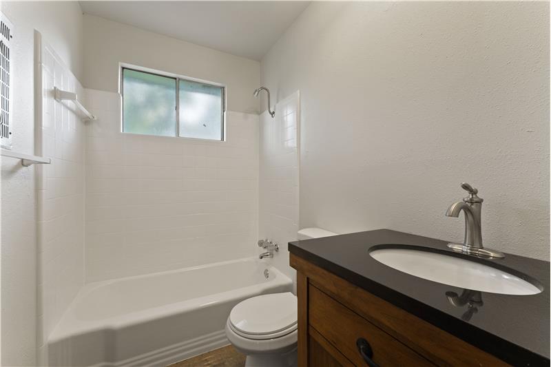 Upstairs guest bath tub/shower combo