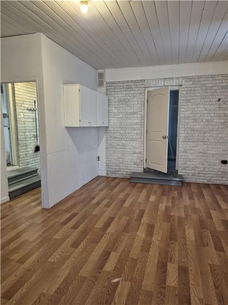 Possible office space with front door-- Good for accountant or attorney