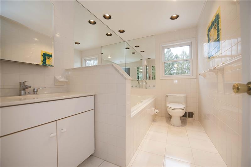 628 W Wayne Avenue Shared Hall Bathroom