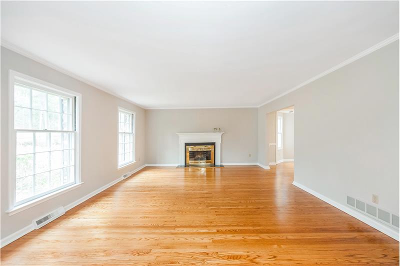 628 W Wayne Avenue Living Room