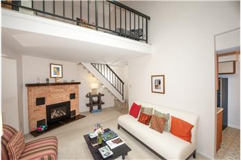631 Washington Place - Living room