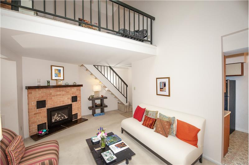 631 Washington Place - Living room