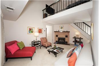 631 Washington Place - Living room