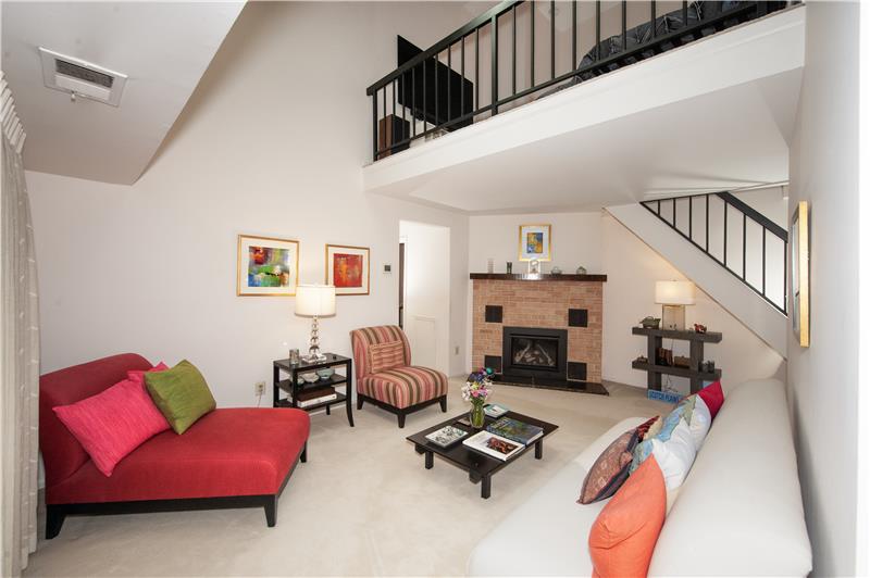 631 Washington Place - Living room
