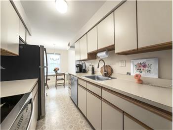 631 Washington Place - Kitchen