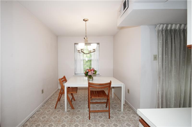 631 Washington Place - Dining area