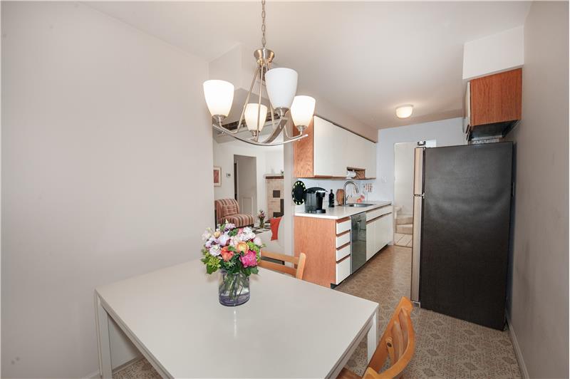 631 Washington Place - Dining area