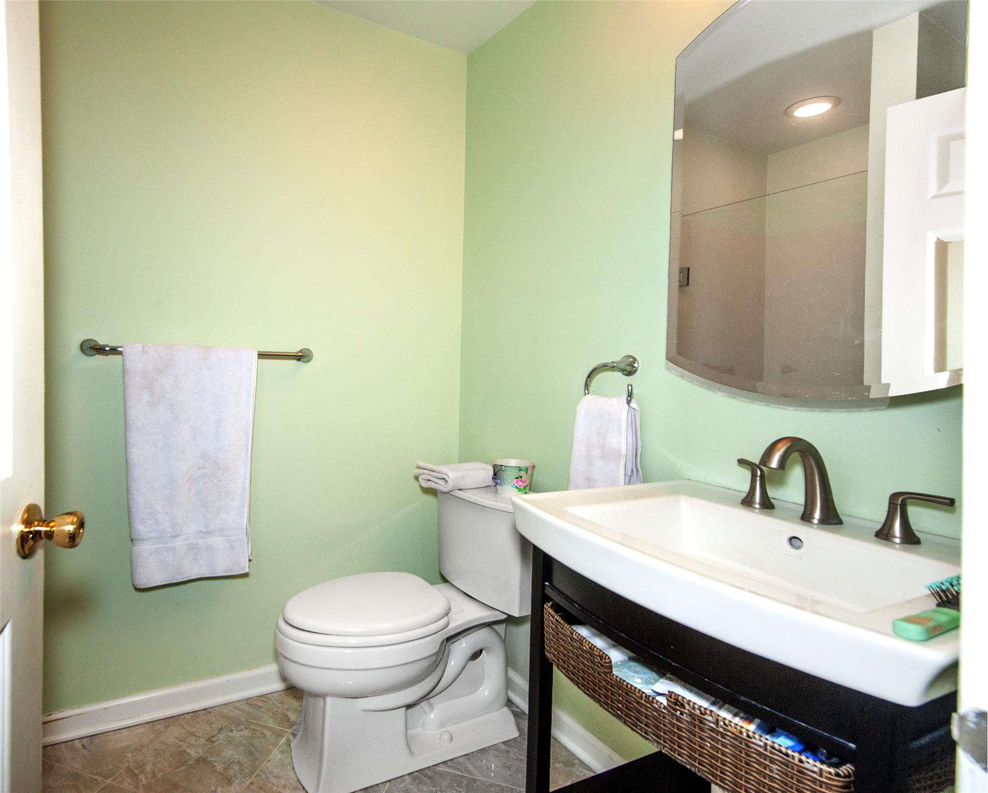 https://realbird.blob.core.windows.net/rb-photos/631-washington-place-chesterbrook-pa-19087_M7F5J4G2_647785_639135842188224009_80x60.jpg