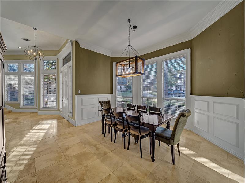 Dining space perfect for hosting family for the holidays!