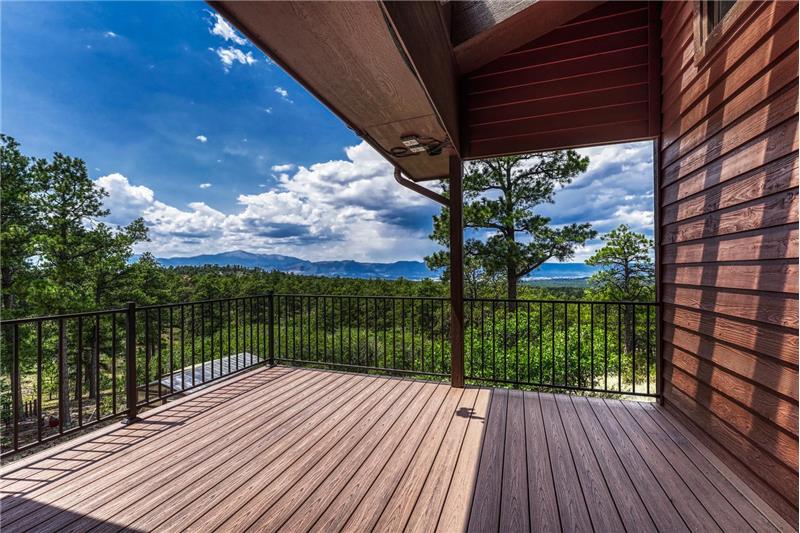 Outdoor deck with views for days!