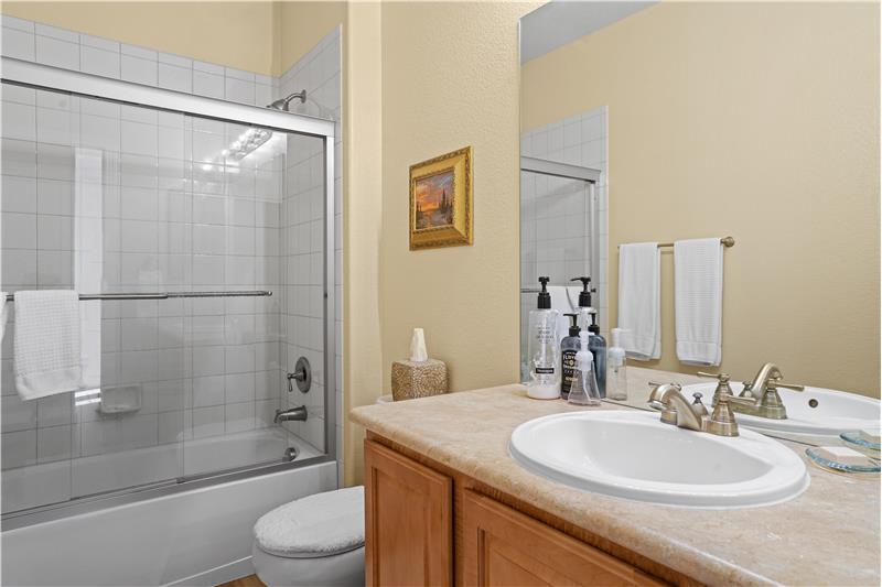 Hallway full bathroom is between the two guest bedrooms and opens to the foyer.