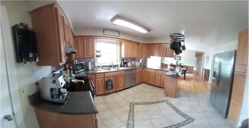 Kitchen w/Breakfast Bar