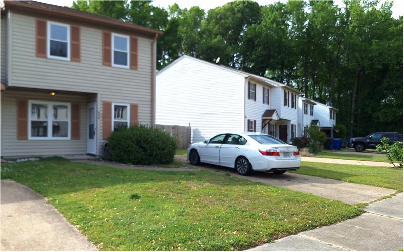 End unit townhouse with driveway