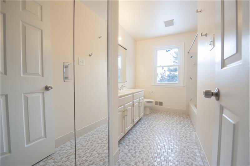 66 Hargrave Lane shared hall bathroom