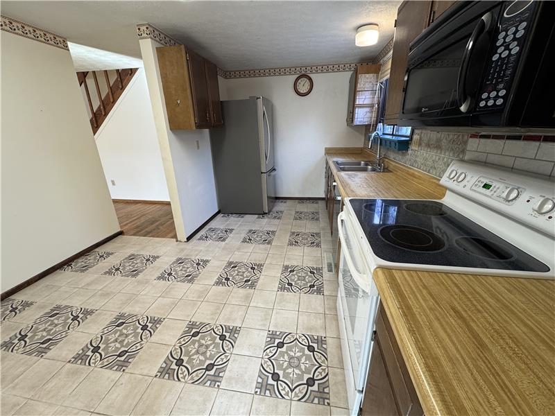 Large eating area in kitchen