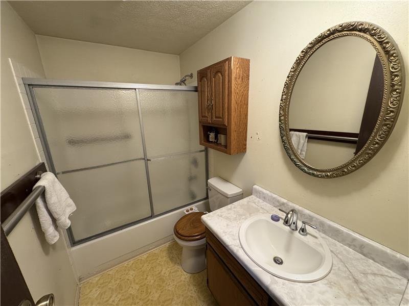 2nd floor full bathroom.