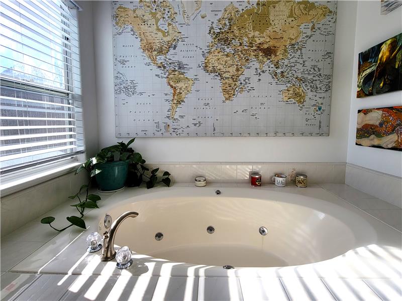Jacuzzi-Style Tub in Primary Bath!!!