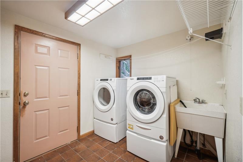 Laundry/mud room (machines included)