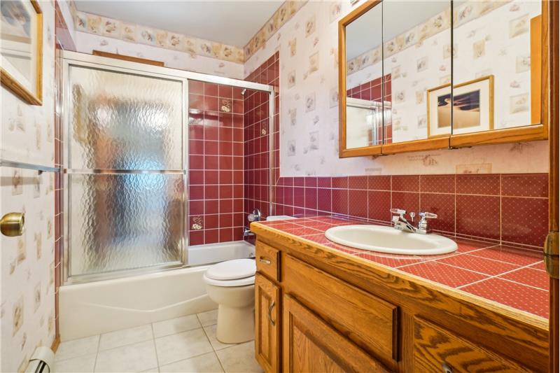 Upstairs hallway full bathroom