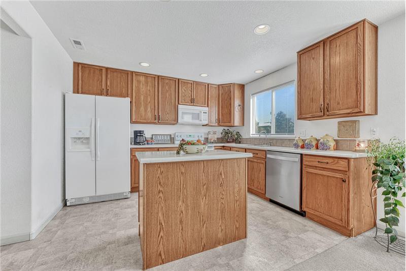 Spacious kitchen with included kitchen appliances and 42