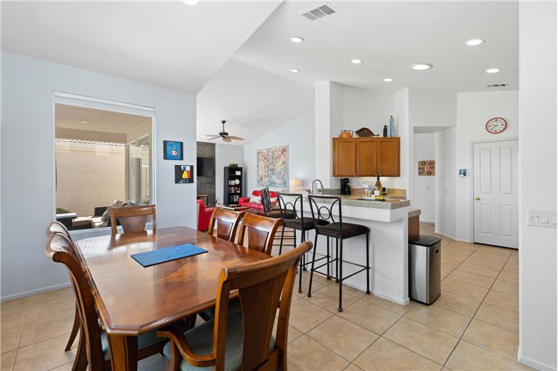 Kitchen with Breakfast bar
