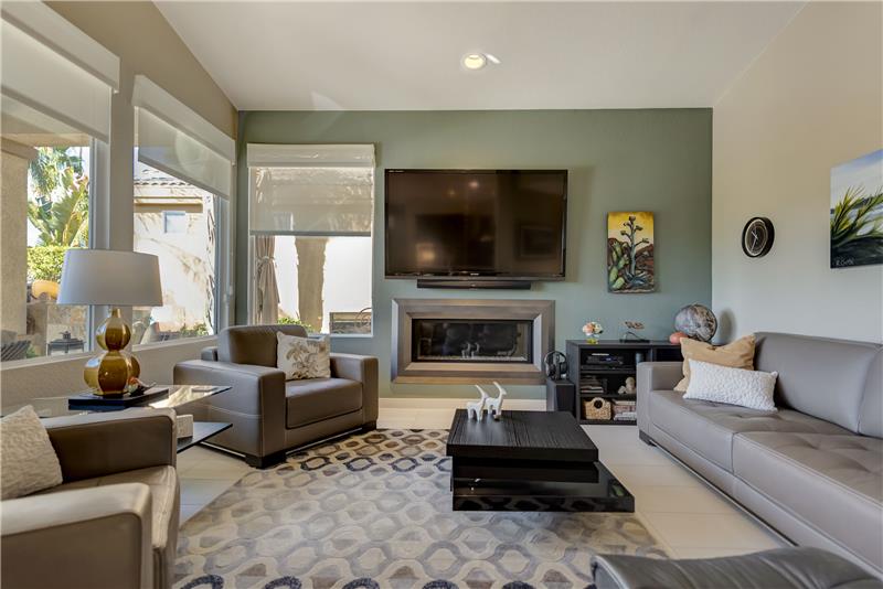 Living Room with fireplace