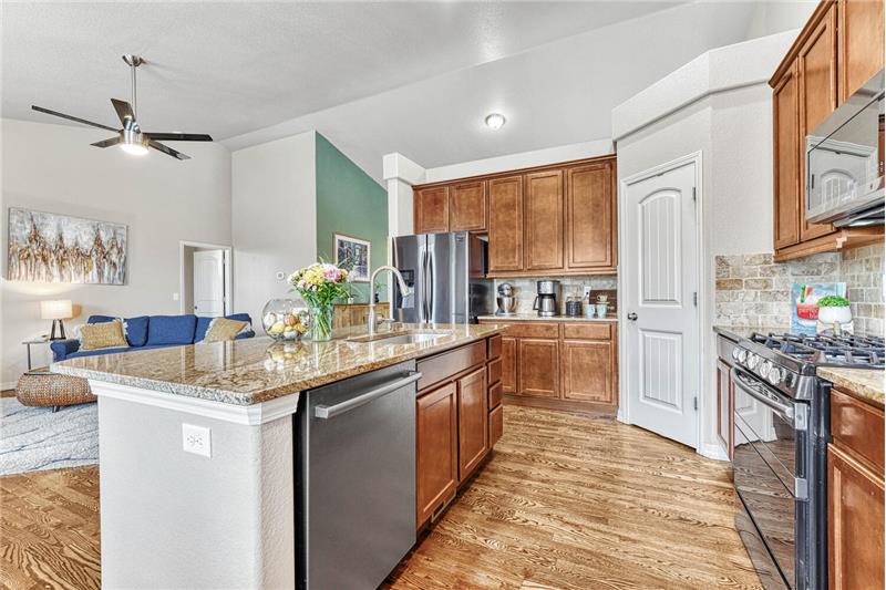 All kitchen appliances included, upgraded Bosch dishwasher!