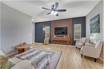 Spacious Living Room, ideal for family gatherings.