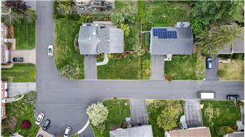 Ideally located near town and parkways on two quiet cul-de-sacs with a beautiful front yard 2- car garage driveway
