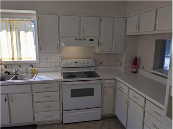 Kitchen w/ plenty of cabinets & counter space